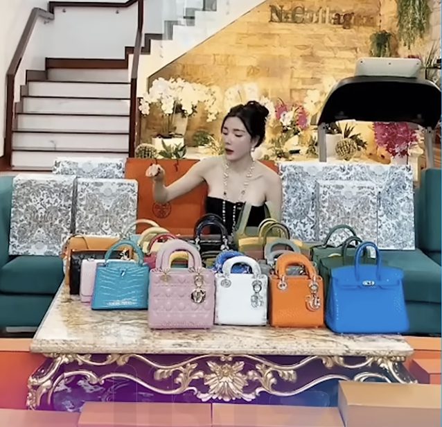 Ngân Collagen còn khiến dân mạng ngỡ ngàng trước bộ sưu tập túi xách hàng hiệu, kim cương "size lớn".