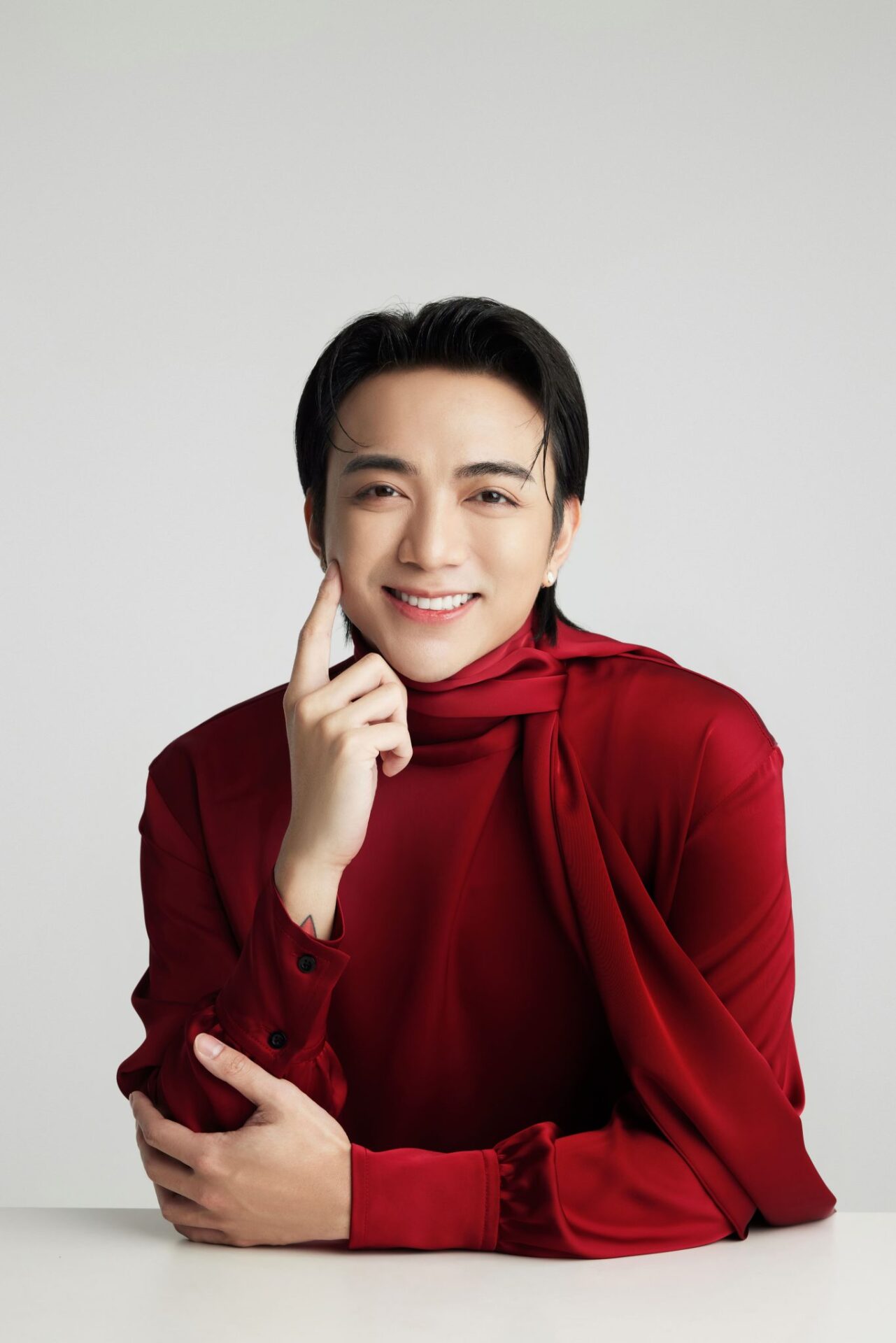 Điểm sáng của chiến dịch Shiseido chính là sự hợp tác với ca sĩ Soobin Hoàng Sơn, người mới được vinh danh với danh hiệu "Best Looking Gentleman of the Year" tại ELLE Beauty Awards 2025.