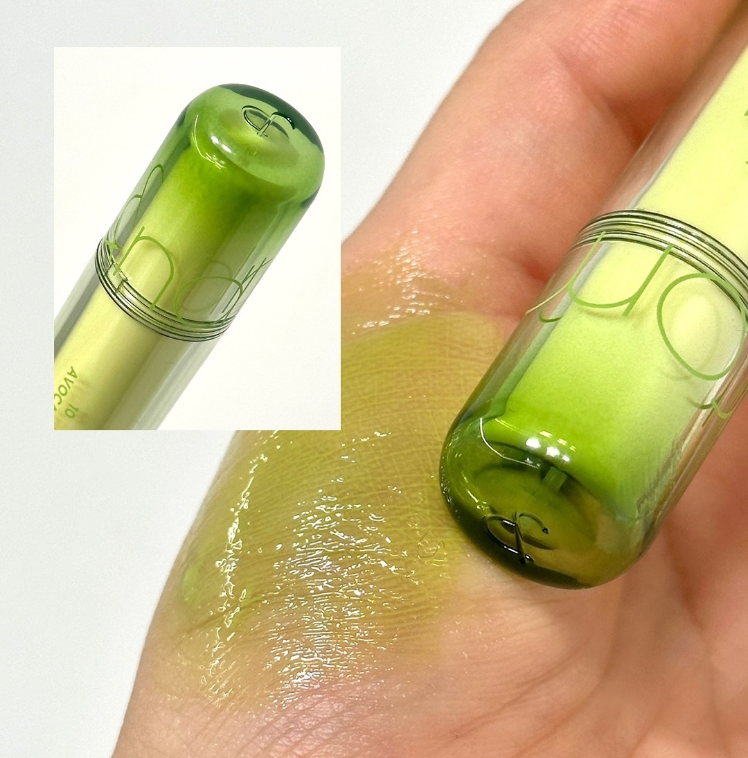  không phải theo sắc xanh mướt tươi tắn thường thấy mà mang gam xanh lá nhợt, dịu và lạnh.