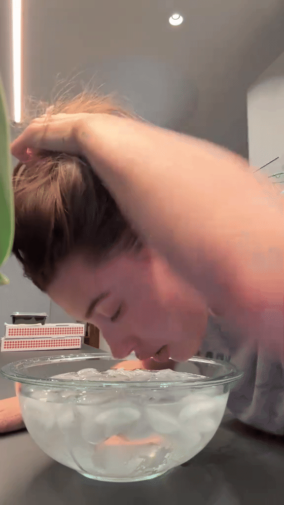 việc tiếp xúc ngắn với nước đá không chỉ giúp làn da tỉnh táo, se khít lỗ chân lông mà còn tạo hiệu ứng căng bóng như “glass skin”