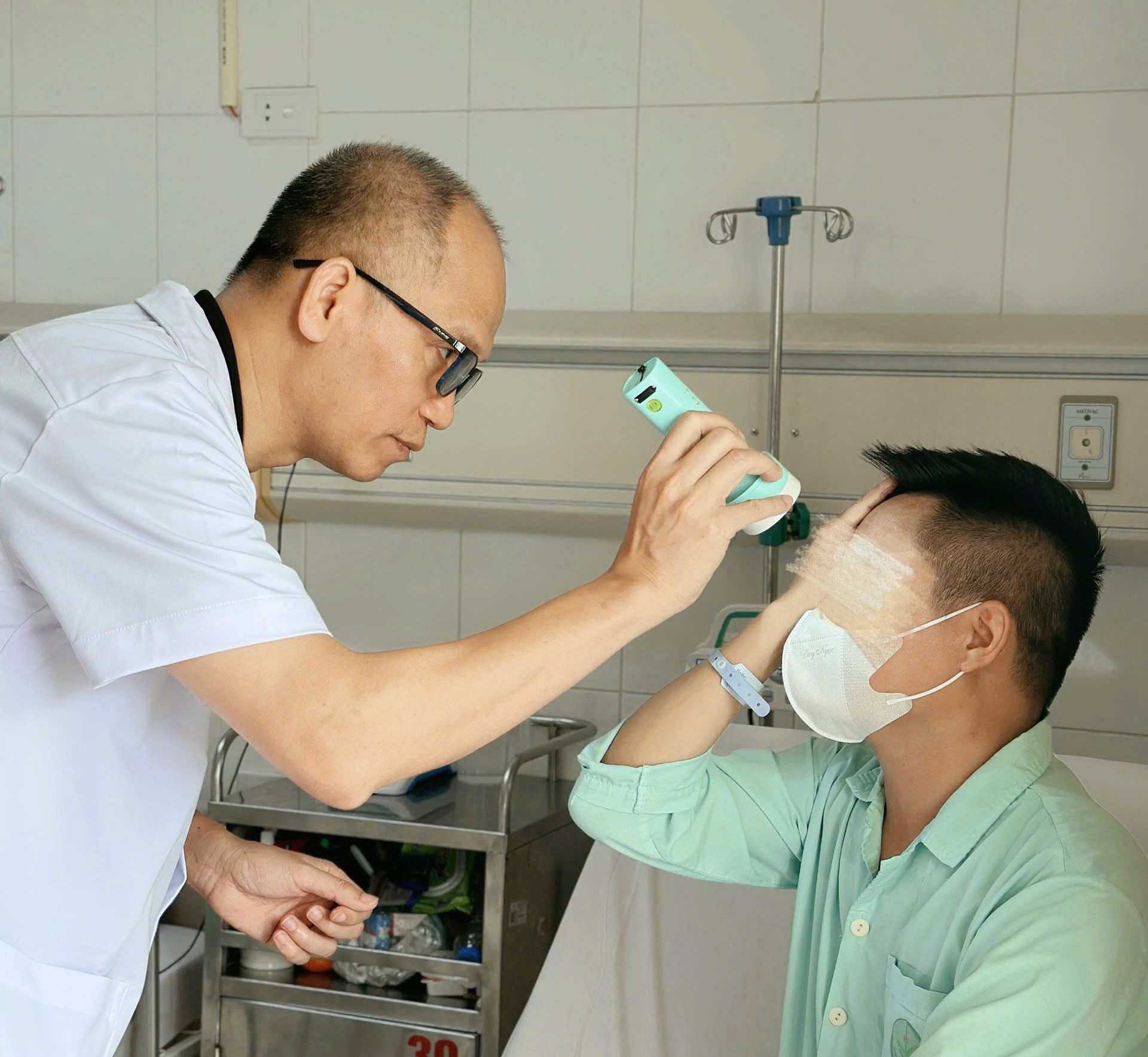  Mất thị lực không hồi phục vì tiêm chất làm đầy pha trộn không rõ nguồn gốc