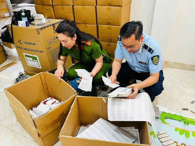 Cơ quan chức năng khám xét trụ sở công ty. Ảnh: Công an Hà Nội