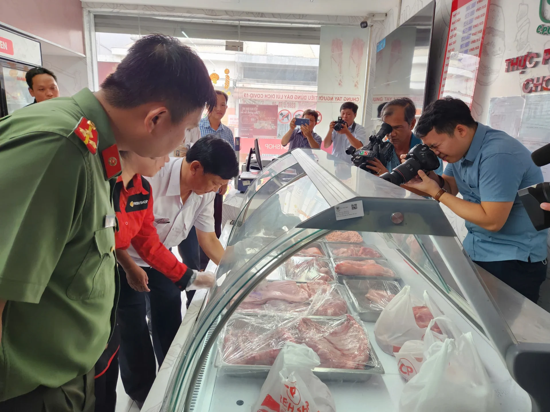 Đoàn kiểm tra xác nhận có giấy kiểm dịch cho hàng liên tỉnh, và chưa phát hiện sản phẩm bệnh hoặc hết hạn sử dụng.