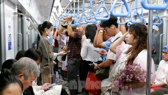 Hành khách đi tàu metro số 1 TPHCM. Ảnh: Hữu Huy