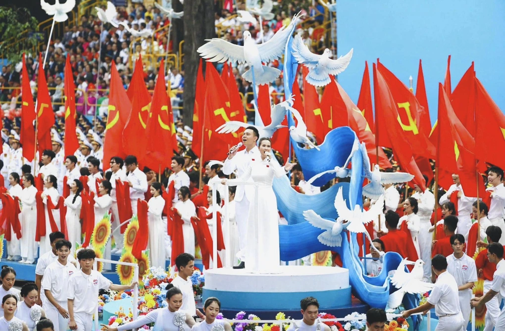 Màn trình diễn của Võ Hạ Trâm và Đông Hùng trong tiết mục "Viết tiếp câu chuyện hòa bình" đã gây sốt ngay sau khi được phát sóng.