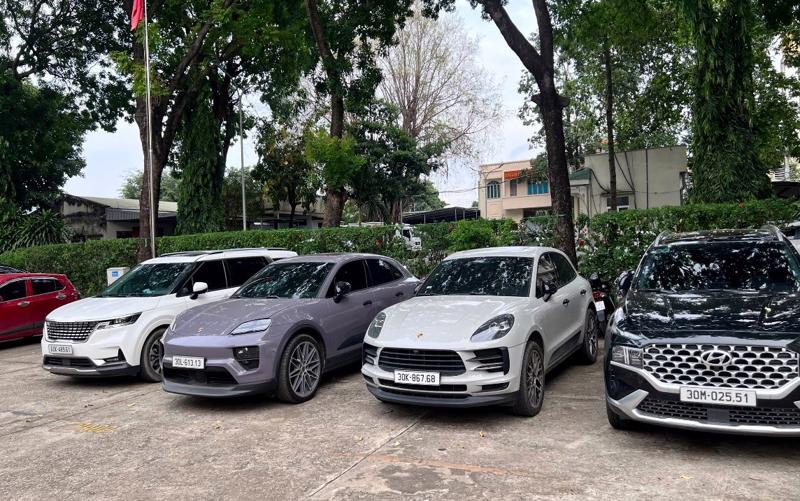 Cơ quan Công an khám xét thu giữ tang vật trong vụ án. Ảnh: CACC