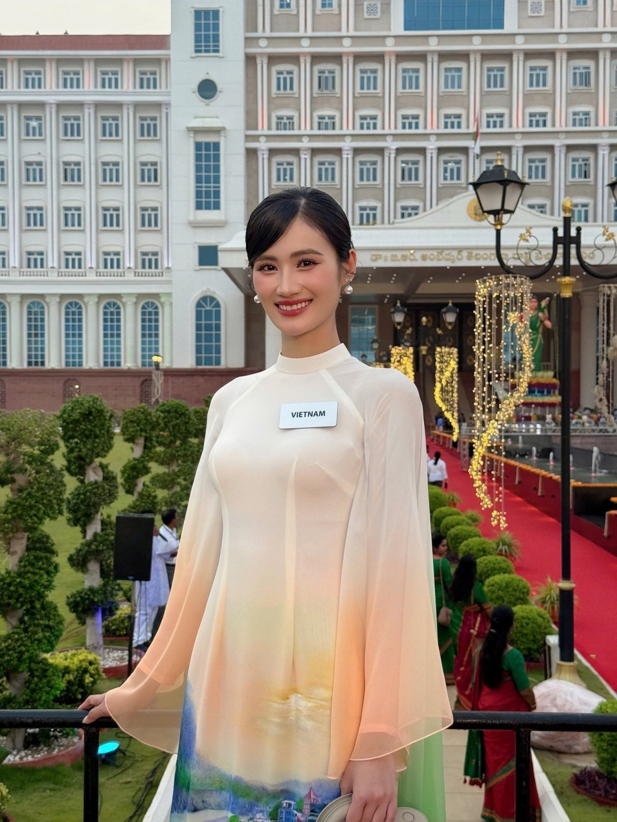 Hoa hậu Việt Nam Ý Nhi chọn diện bộ áo dài truyền thống do nhà thiết kế Trung Đinh thực hiện riêng.