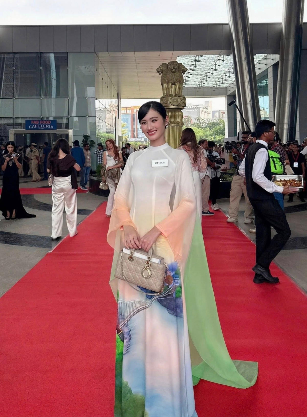 Giao thoa văn hóa trong từng đường kim, nét chỉ