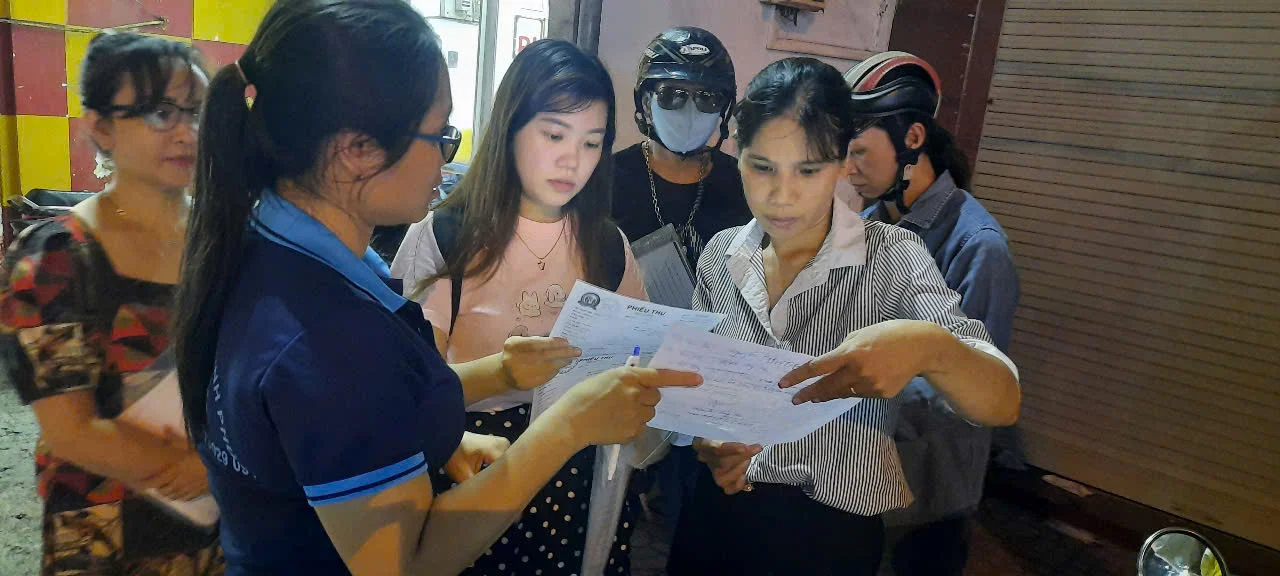 Phụ huynh cùng tập hợp để hoàn thành hồ sơ vụ việc gửi công an.