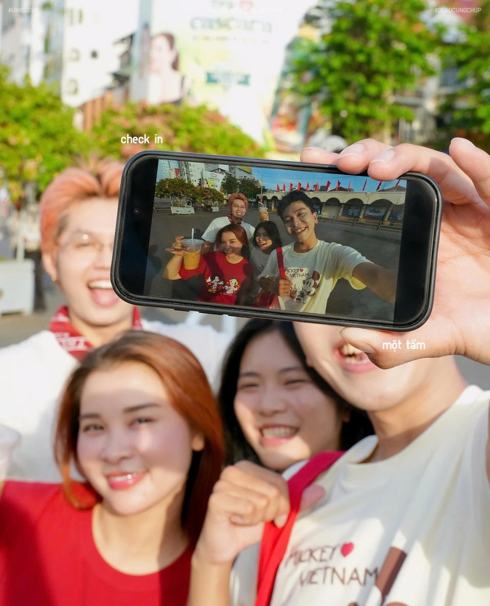 BST UT Mickey Mouse in Vietnam của Uniqlo không chỉ là trang phục mà còn như một biểu tượng thời trang gắn liền với văn hóa đường phố