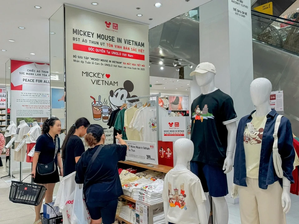Tại cửa hàng Uniqlo Đồng Khởi (TP.HCM), khu vực dành riêng cho BST UT Mickey Mouse in Vietnam luôn thu hút sự chú ý.