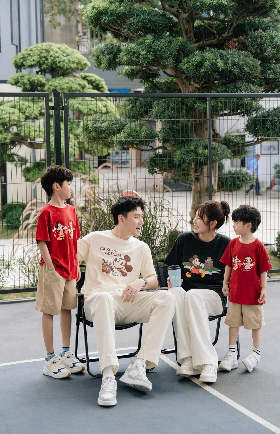  BST UT Mickey Mouse in Vietnam của Uniqlo góp phần tạo nên phong cách trẻ trung, vui nhộn giữa lòng thành phố lớn