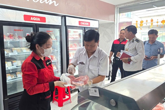  Sóc Trăng kiểm tra đột xuất cửa hàng C.P Fresh Shop sau nghi vấn bán thịt bẩn