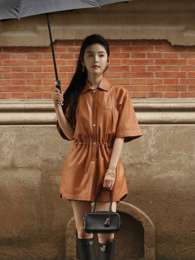 Làn da trắng sáng như càng làm nổi bật khí chất "bạch nguyệt quang" 