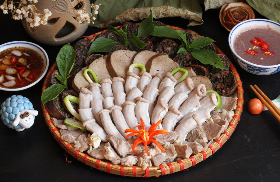 Bệnh nhân là cụ bà 73 tuổi, bán lòng lợn tại nhà.