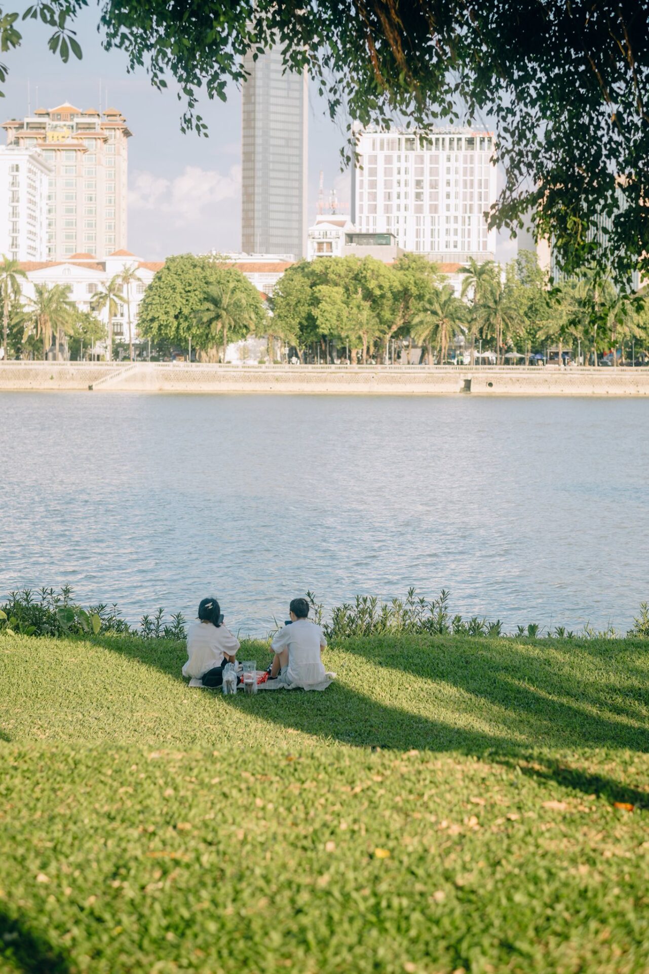 Những điều bình thường được nhìn bằng trái tim, mọi góc phố, nhành cây, mặt nước... đều có thể hóa thành nghệ thuật.