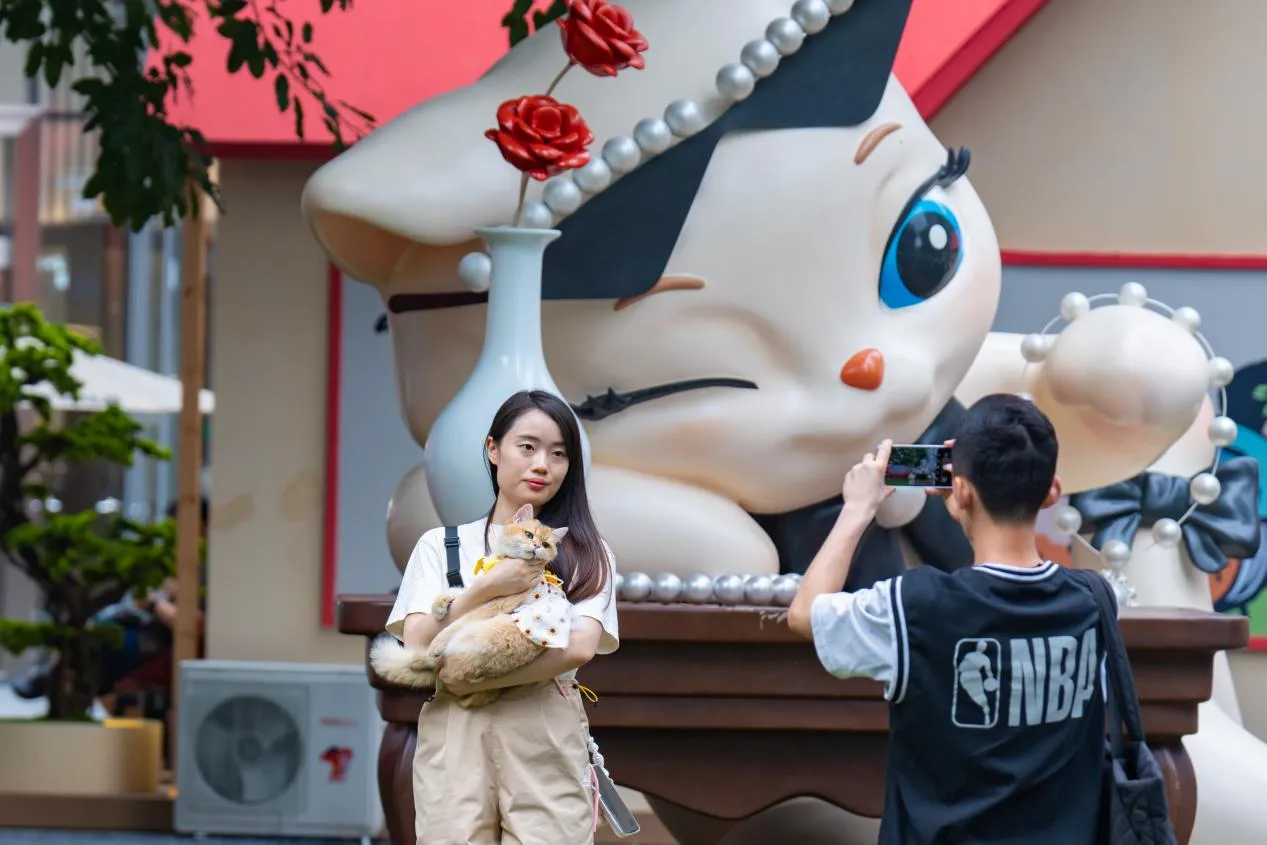  Tượng “mèo Jennie” gây sốt Trùng Khánh, biến Met Gala thành nghệ thuật đường phố