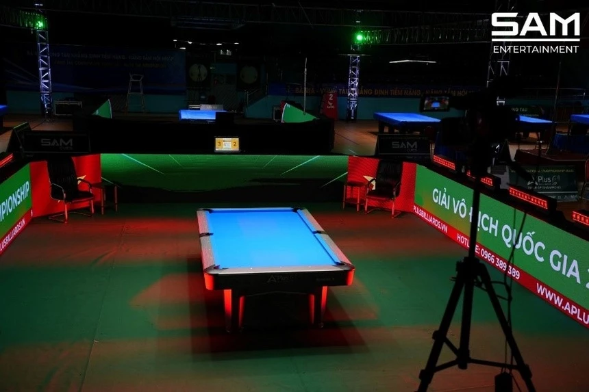 Bàn thi đấu sử dụng tại giải do Aplus Billiards cung cấp, đạt tiêu chuẩn kỹ thuật quốc tế.