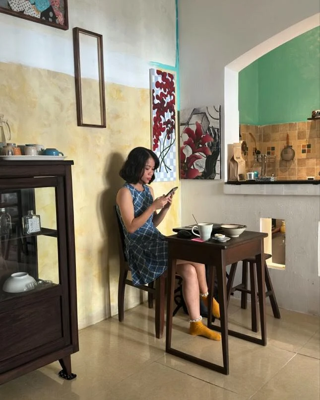 nội thất của Giêng là sự góp nhặt từ ký ức, từ bạn bè và cả những món đồ được tìm thấy trong hành trình của hai cô chủ nhỏ 