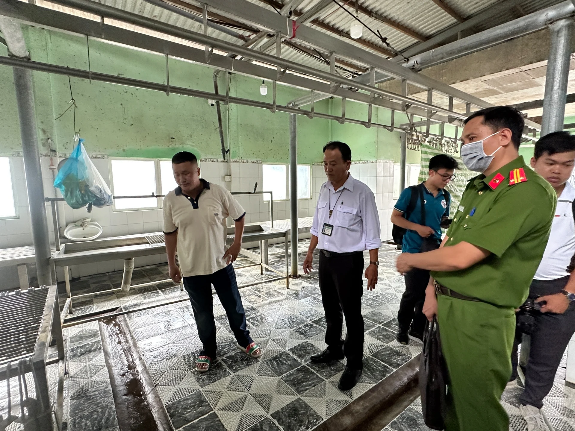  lực lượng chức năng tỉnh Hậu Giang đã tổ chức đoàn kiểm tra liên ngành đến lò mổ tại xã Long Thạnh, huyện Phụng Hiệp 