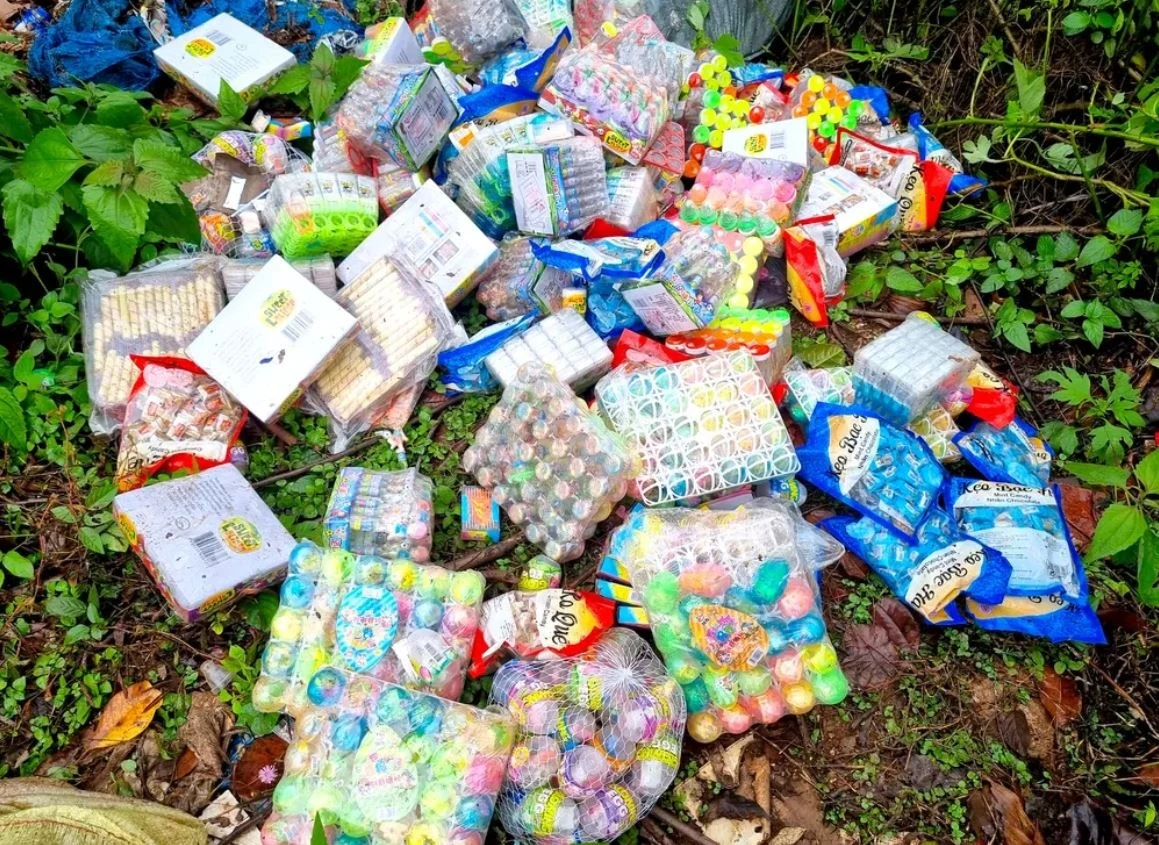 dư luận đặt dấu hỏi về lý do những sản phẩm còn nguyên tem mác lại bị vứt bỏ như rác thải.