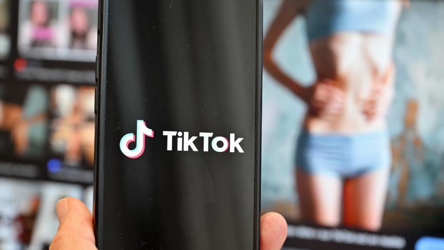 không chỉ giới hạn người dùng vào khuôn khổ phi lý, mà còn đẩy họ vào trạng thái kiệt quệ cả thể xác lẫn tinh thần.