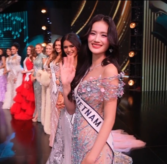  Ý Nhi vẫn khiến fan Việt tự hào bởi năng lượng tích cực và cách cô viết nên một câu chuyện đẹp từ lòng kiên cường.