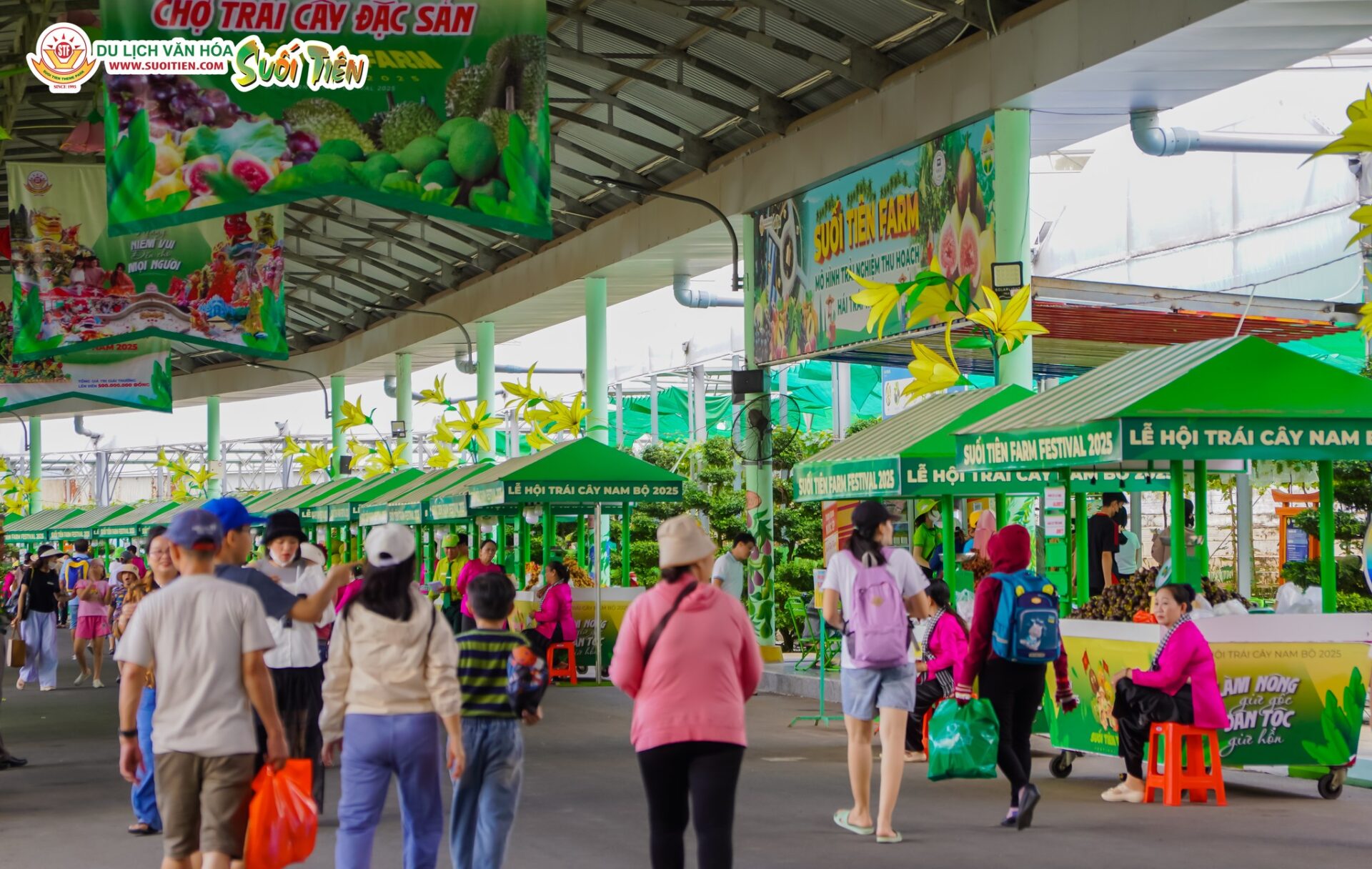 Đông du khách và người dân đã đến tham quan, tìm hiểu mua trái cây tại Lễ hội trái cây Nam bộ năm 2025.