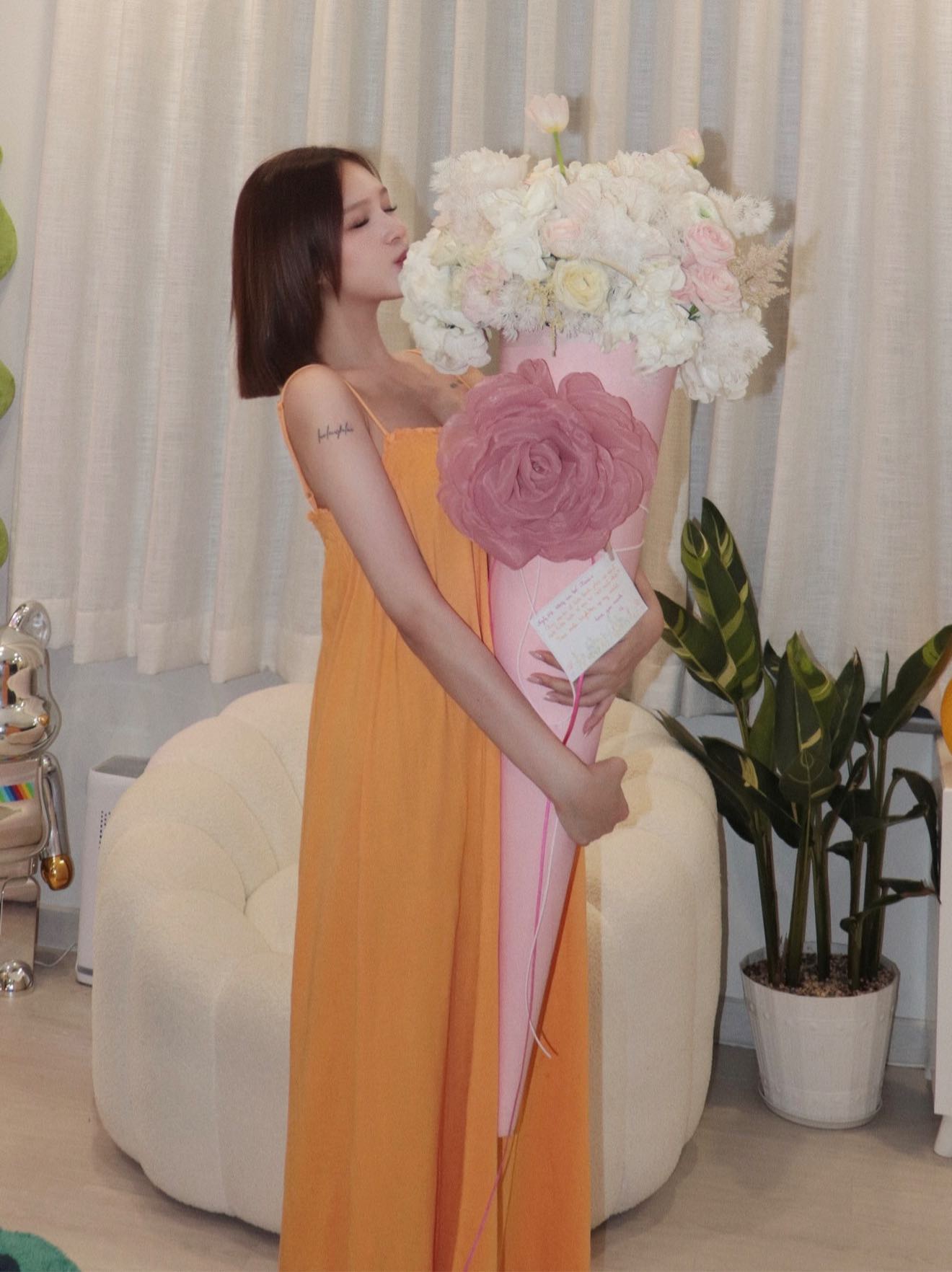  Sự việc leo thang khi Xoài Non không lên tiếng phủ nhận, còn netizen thi nhau chúc mừng.