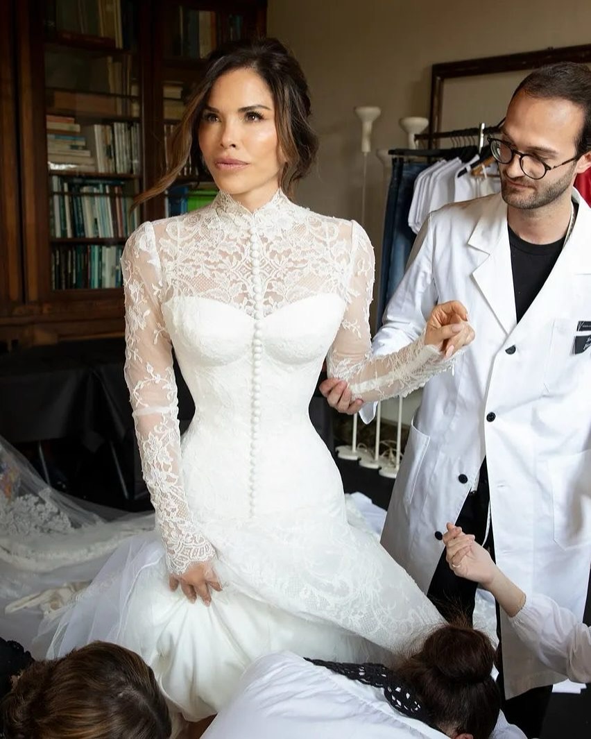 Chiếc corset kể chuyện bằng chỉ, kim và thời gian