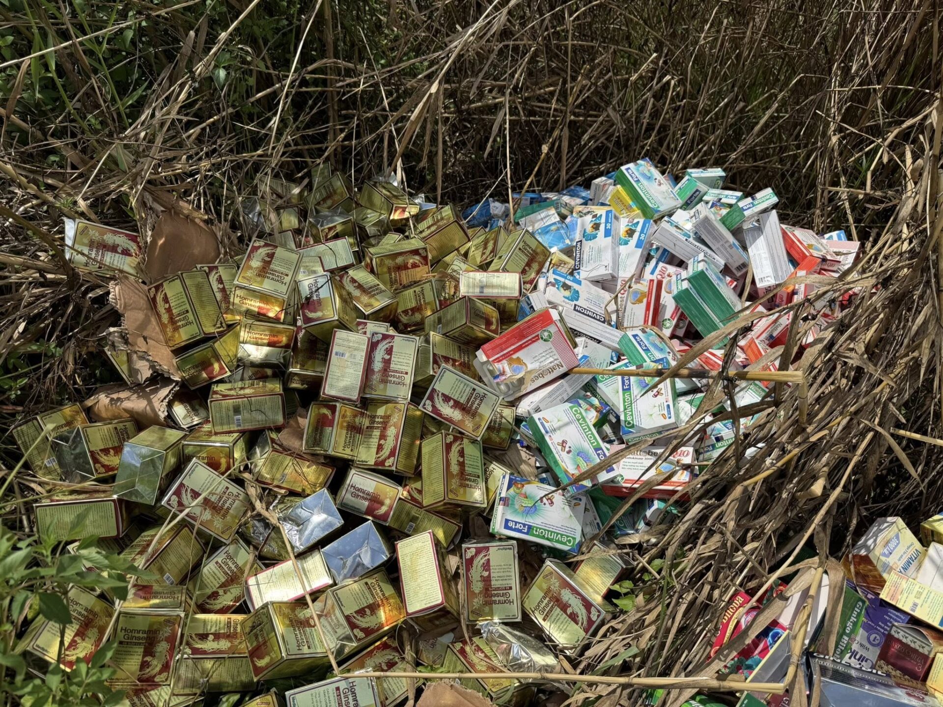 Những vỏ hộp với chữ nước ngoài, bao bì chưa bóc, nằm chất đống không khác gì một bãi rác y tế