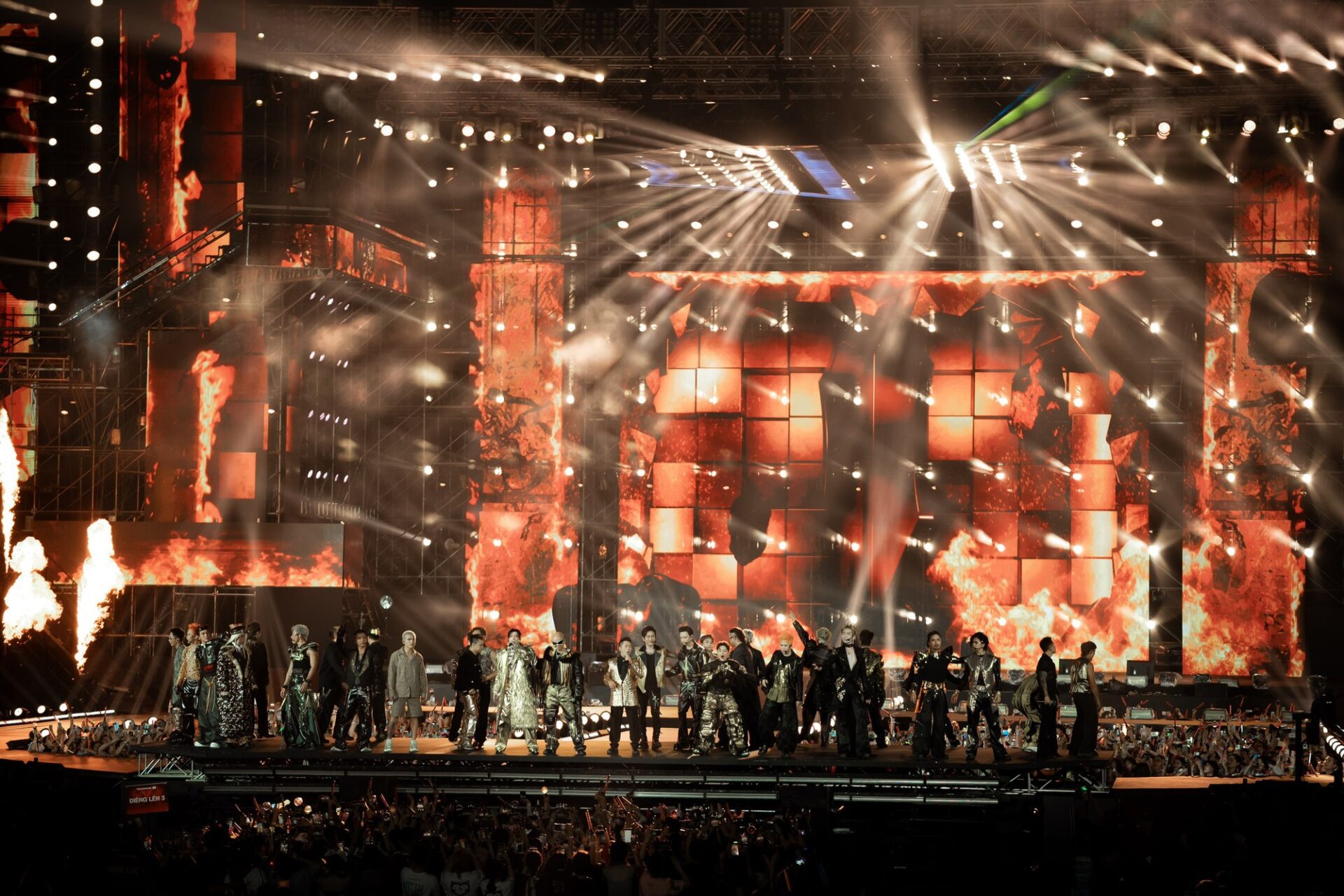 Nhiều bình luận vẫn bày tỏ sự thán phục tinh thần “không khuất phục thời tiết” của cả nghệ sĩ và người hâm mộ Việt Nam