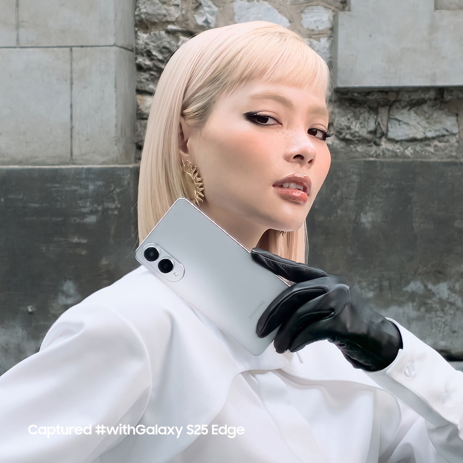  Galaxy S25 Edge và tham vọng đưa thiết bị công nghệ lên sàn diễn thời trang