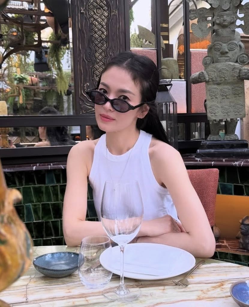 Sự im lặng đầy dụng ý giữa dòng chảy nghệ thuật sôi động