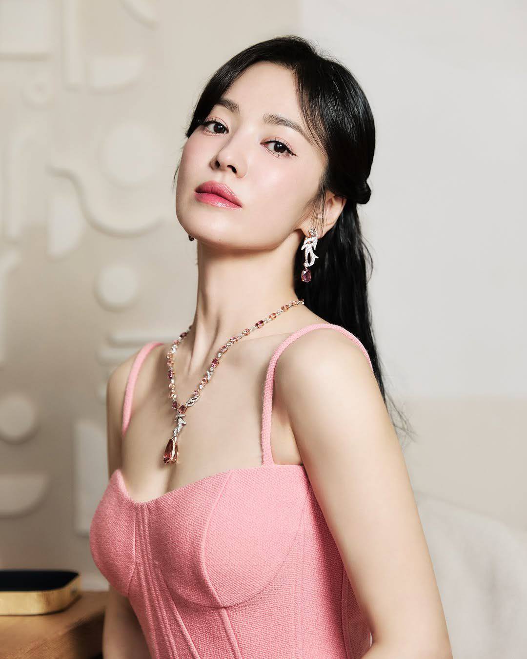  Song Hye Kyo lập tức trở thành tiêu điểm của truyền thông và mạng xã hội 