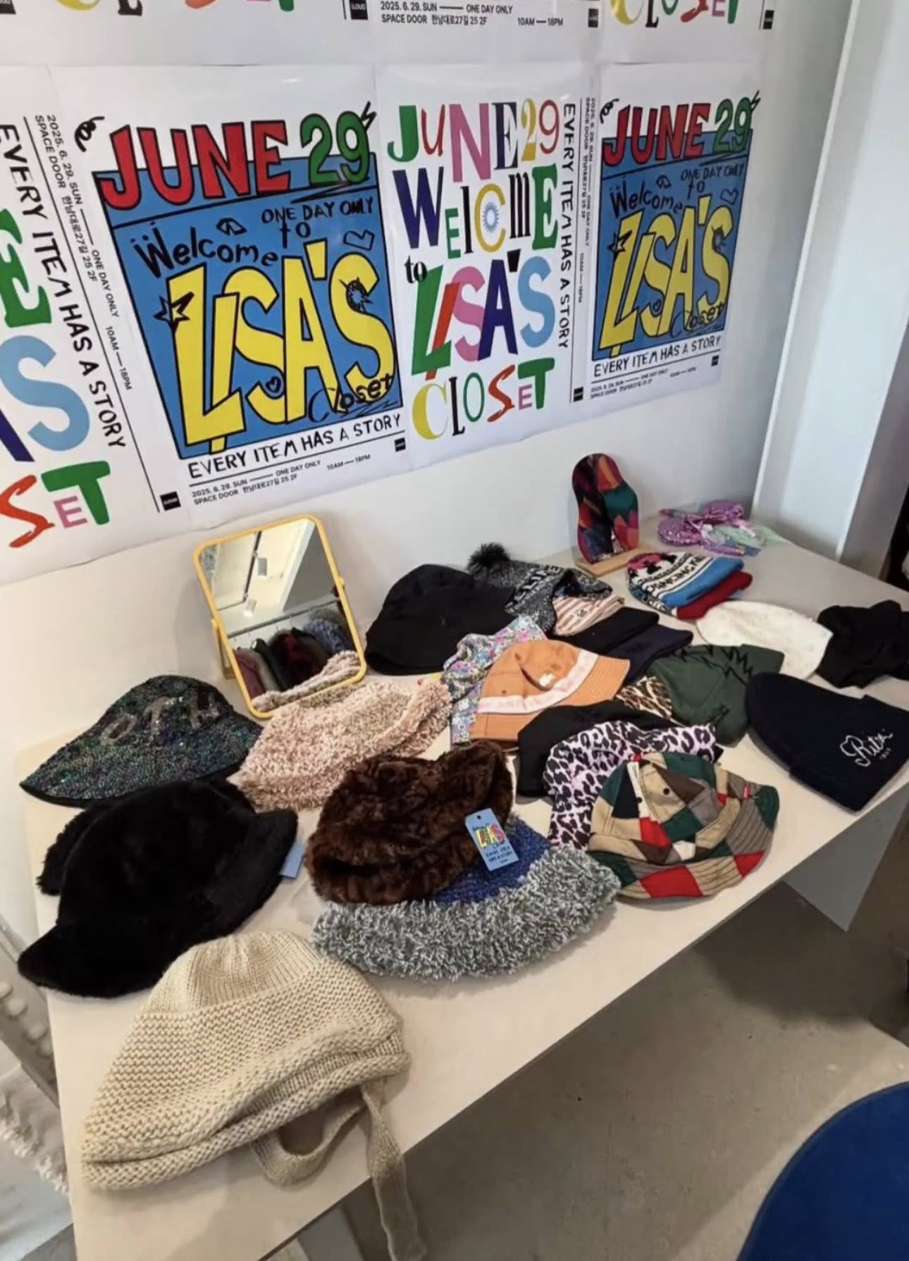 Mỗi chiếc áo, mỗi chiếc túi còn là cầu nối vô hình giữa thần tượng và người hâm mộ