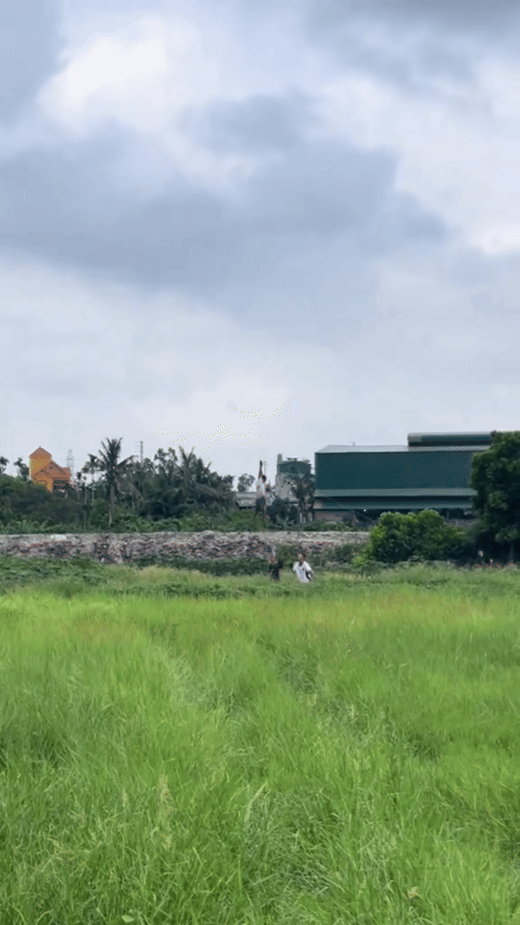 Sự bình tĩnh đến đáng kinh ngạc của cậu bé