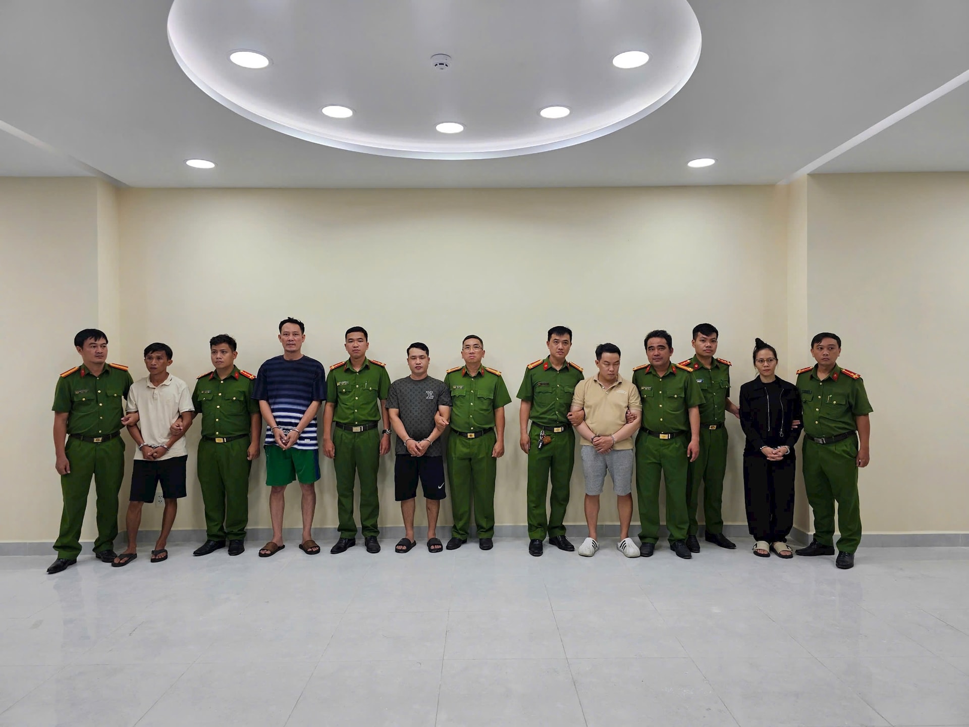 5 đối tượng bị khởi tố về tội Sản xuất, mua bán hàng giả. Ảnh Công an cung cấp.