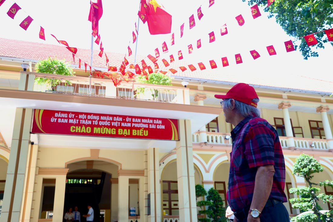 Ông Đăng Định - người dân TPHCM phấn khởi khi chứng kiến cột mốc lịch sử mới. Ảnh: Việt Anh