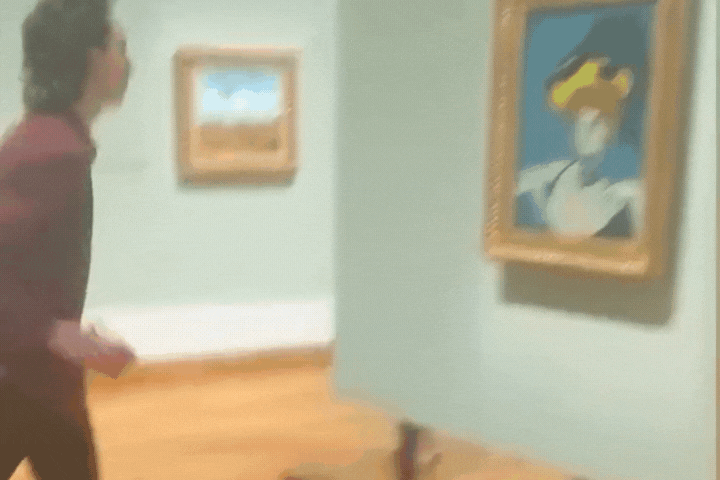 Tác phẩm bị tạt sơn giữa không gian văn hóa