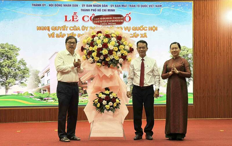 Trao quyết định cho Đảng bộ phường Tân Bình. Ảnh: Anh Tú