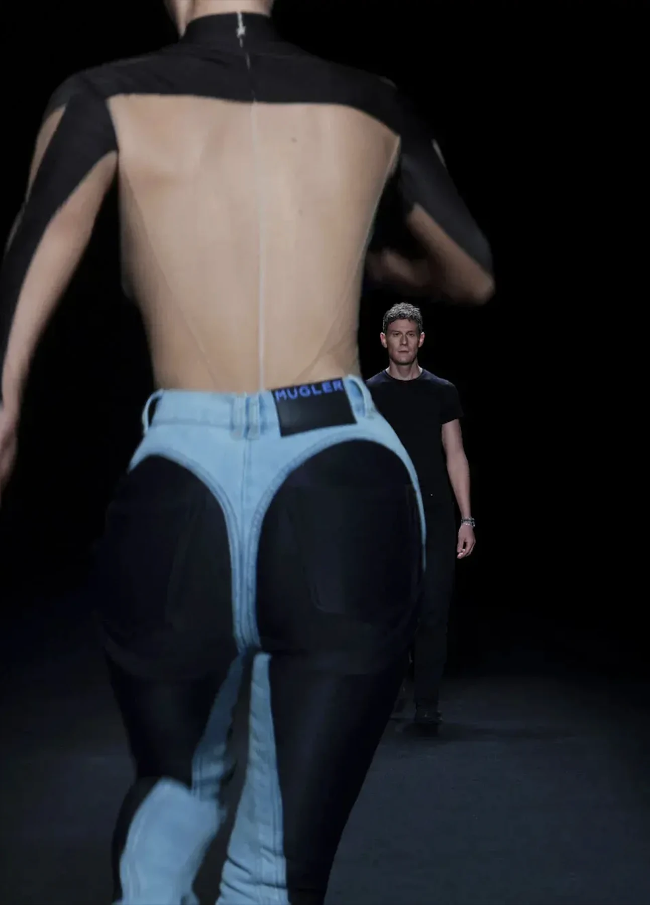 Thiết kế này tiếp tục đặt ra câu hỏi về ranh giới giữa cá tính và phản cảm trong thời trang hiện đại.