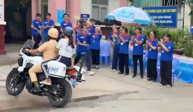  CSGT TP.HCM vượt 15km giúp nữ sinh quên căn cước kịp giờ thi