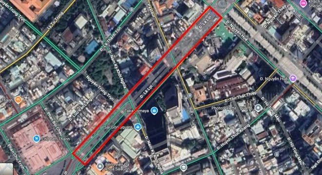 Làn ô tô trên đường Lê Lợi và khu vực tiểu đảo trước chợ Bến Thành sẽ được sử dụng tổ chức các hoạt động kỷ niệm 77 năm ngày Bác Hồ ra lời kêu gọi thi đua ái quốc. Ảnh: Google Maps.