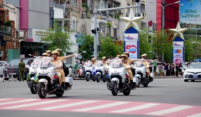 Lực lượng CSGT tập luyện các tình huống nghiệp vụ trên đường Lê Lợi vào chiều 3/6. Ảnh: Công an TP.HCM