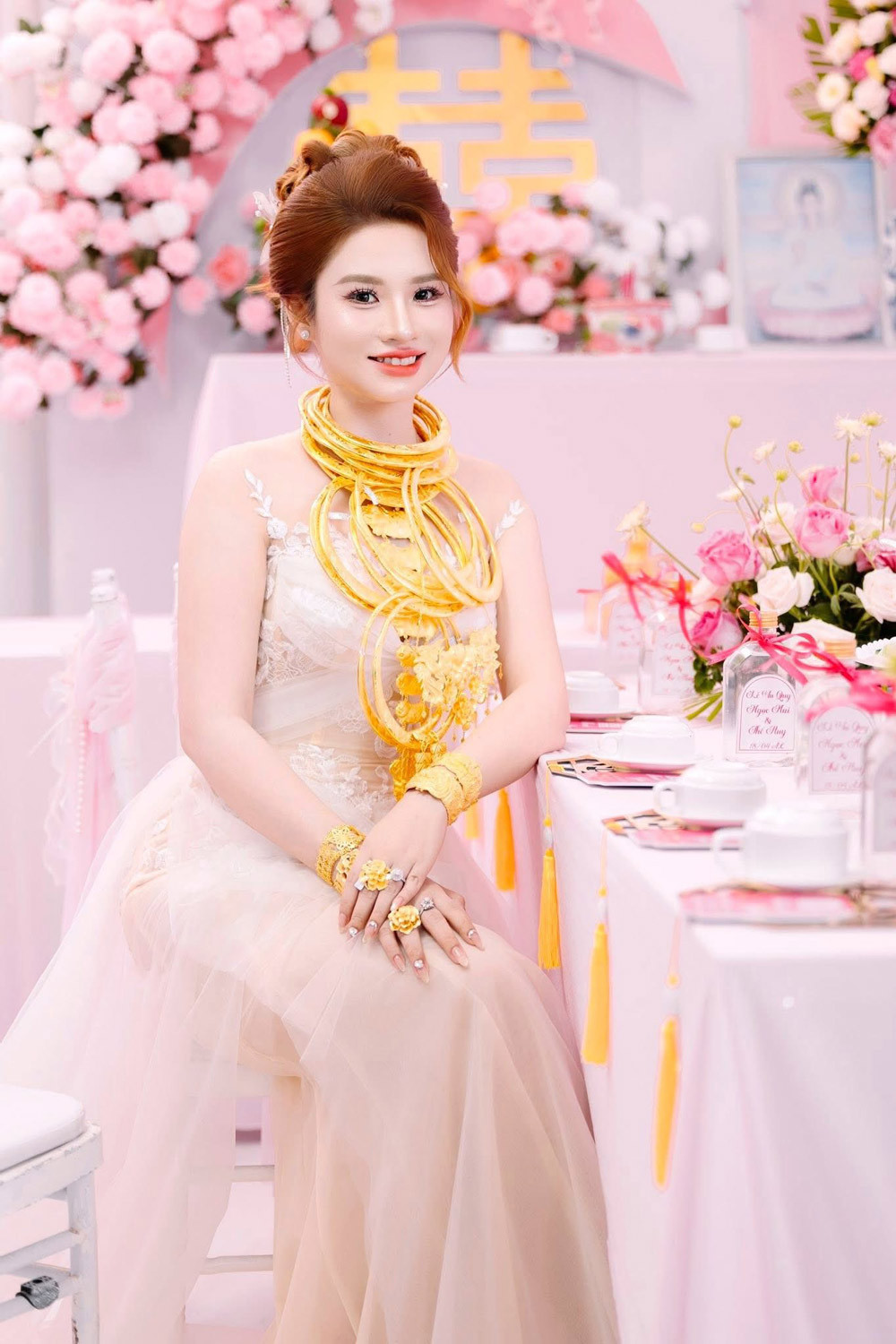 Mạng xã hội “bùng nổ” với hình ảnh cô dâu trĩu vàng.