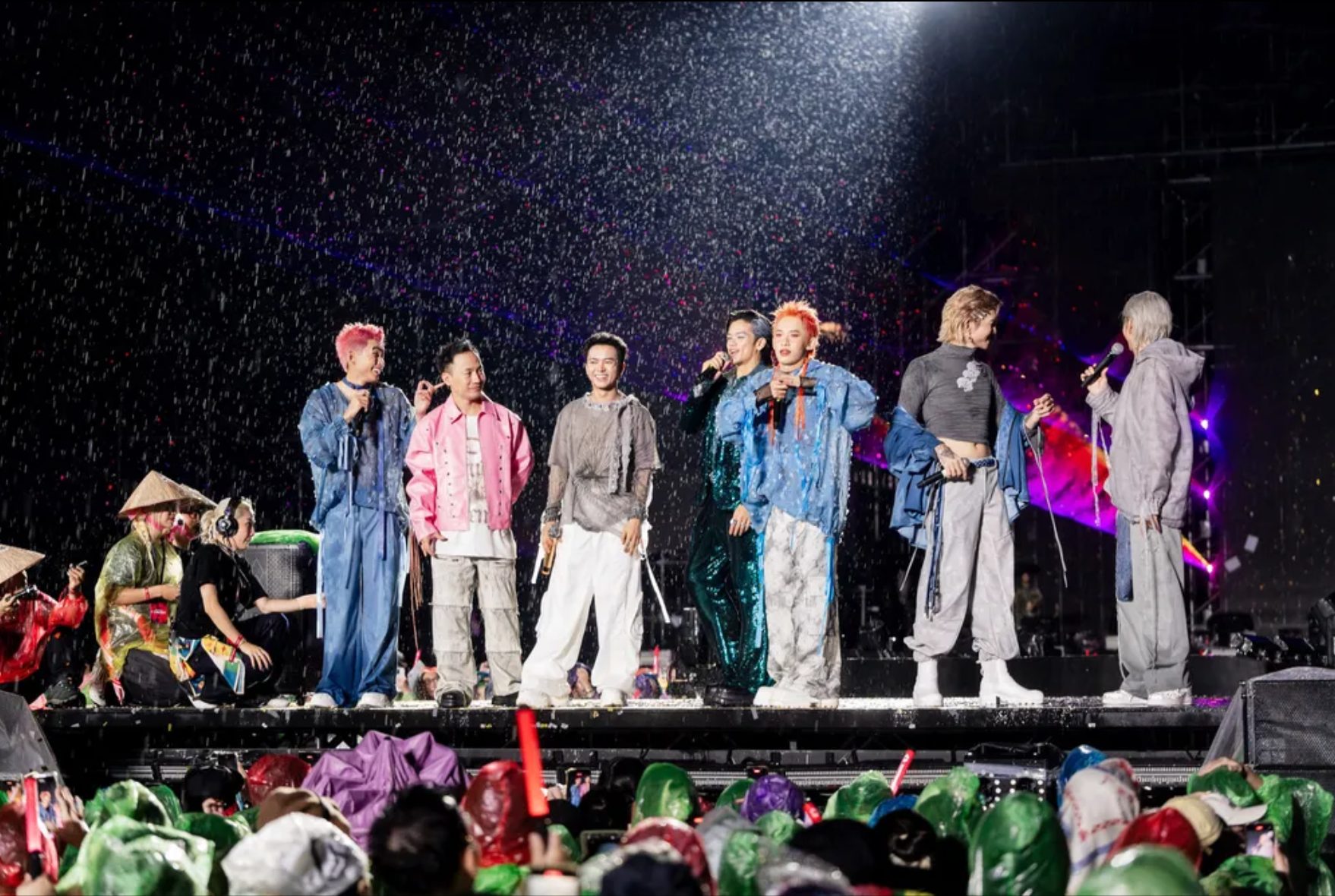 Sự cố không mong đợi tại Hà Nội đã vô tình biến đêm nhạc thành một trong những khoảnh khắc đáng nhớ nhất chuỗi chương trình. 