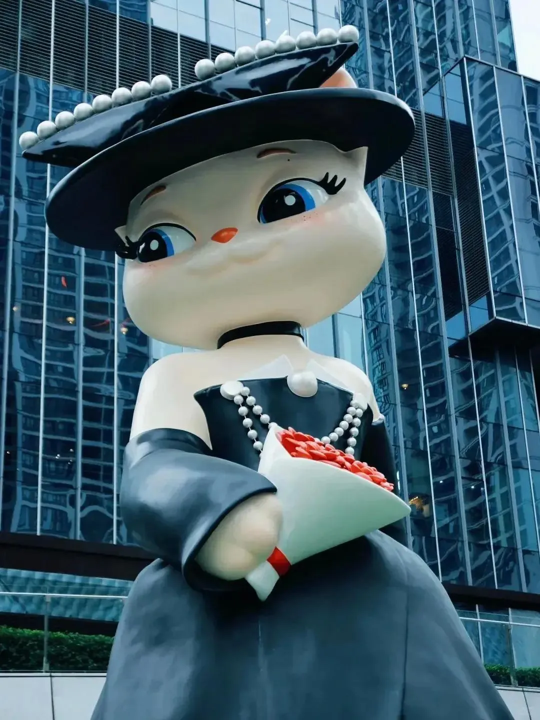 tượng mèo lấy cảm hứng từ Jennie (BLACKPINK) tại sự kiện Met Gala 2025.