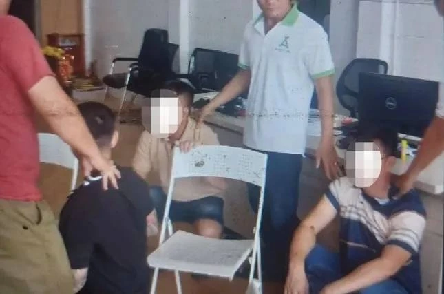 Giấy tờ giả nhưng có dấu xác nhận của cơ quan chức năng.