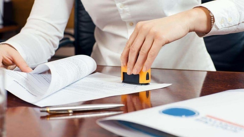 Người dân nay phải ký dưới sự chứng kiến trực tiếp của công chứng viên và được chụp ảnh lưu trữ.